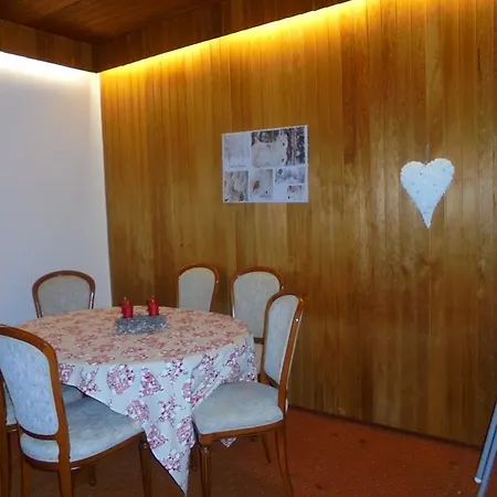 Vronis Gastehaus בית הארחה *